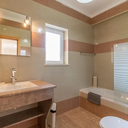 Monte Do Is A Great 5 Bedroom Fully Airconditioned With Private Pool *