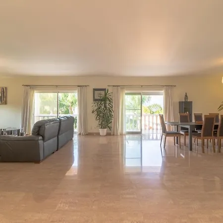 Monte Do Is A Great 5 Bedroom Fully Airconditioned With Private Pool Villa *